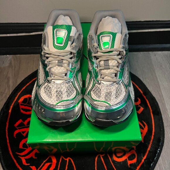 Bottega Veneta Men's Silver and Grey Trainers - Picture 2 of 5